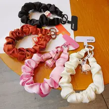 ハンドストラップ付きスマホストラップ【布製・シルク風・短款・カラフルデザイン・個性的なチャーム付き】