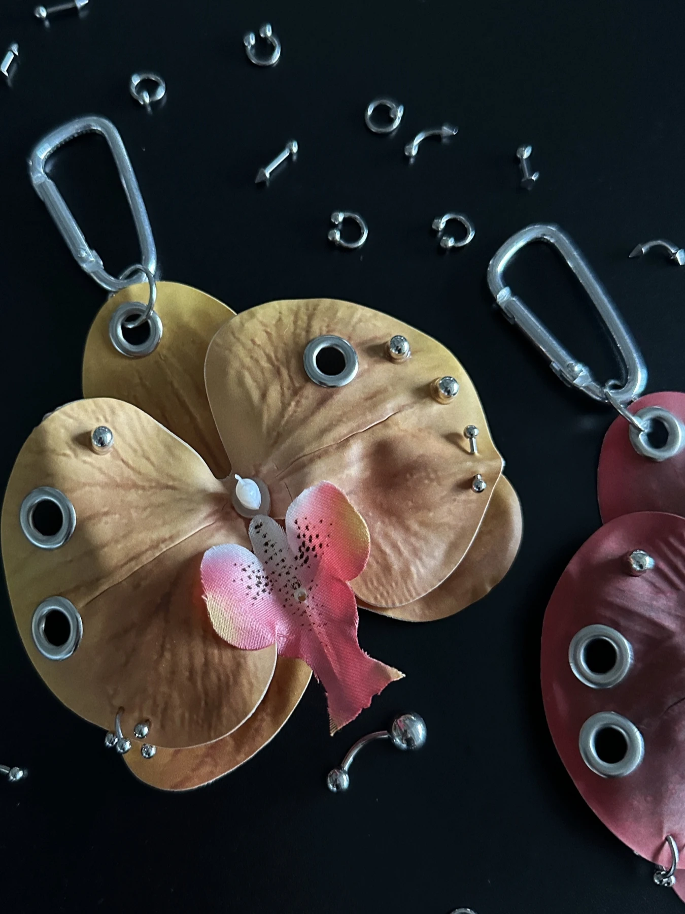穴あけ不要デザインの花モチーフキーホルダー：手作りでオリジナルを簡単に作れる