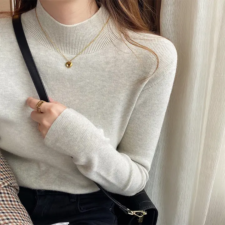 洗練されたデザインのグレー セミハイネックニットトップス【ウール混・女性用・秋冬用・スリムフィット】