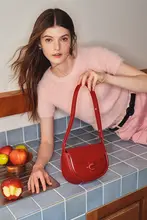 レトロなデザインの真皮製サドルバッグ【肩掛け・赤色・小ぶり・ユニーク】