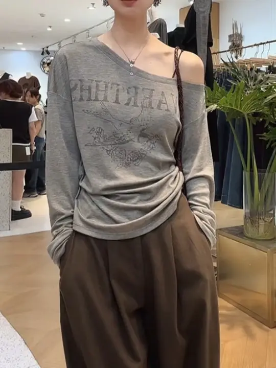 女性用アシンメトリックオフショルダーTシャツ【ロゴプリント・長袖・大きいサイズ】