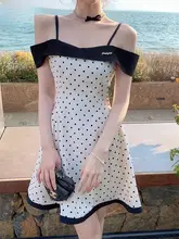 デザイン性のあるオフショルダーキャミソールドットワンピース【夏用・フレンチスタイル・ウエストリボン・フレアデザイン】