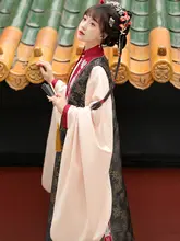 伝統的な刺繍のある黒色長袖コートと赤色フレアスカートの漢服【立ち襟・秋用】