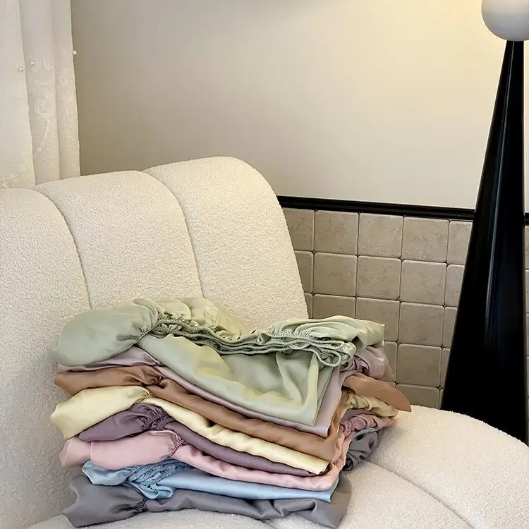 ひんやりベッドパッドで睡眠の質を上げるには？夏のベッドにぴったりな涼感シルク調マットレスカバーの選び方