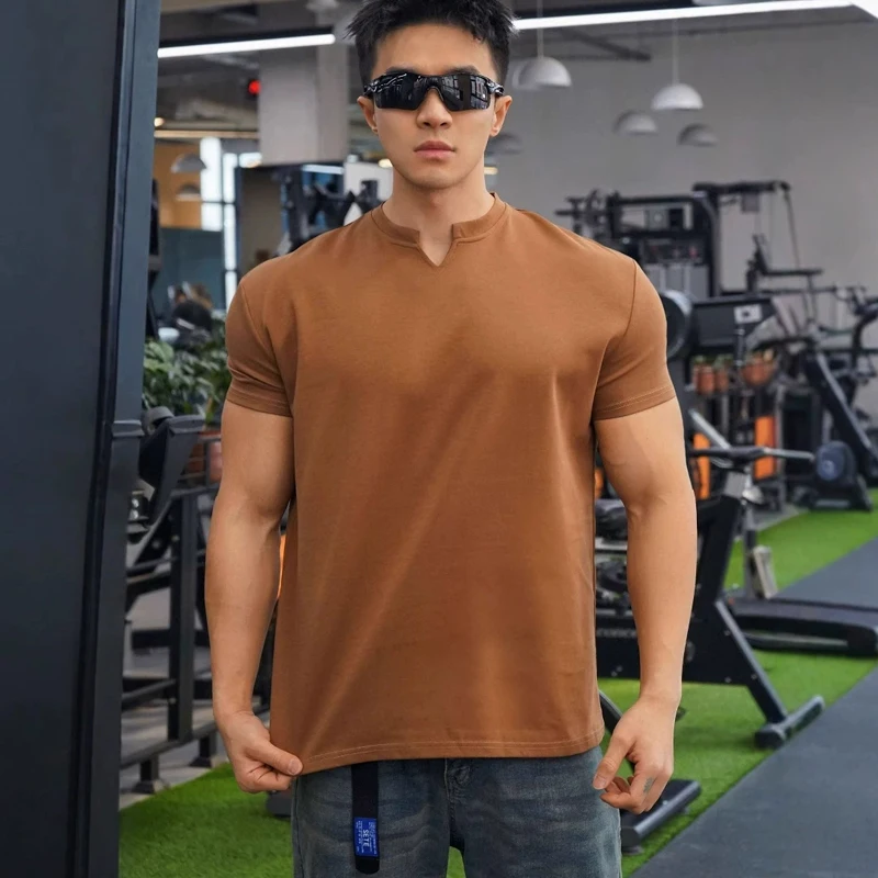 ストリートファッションの本質とは？VネックTシャツで自然なスタイルを実現