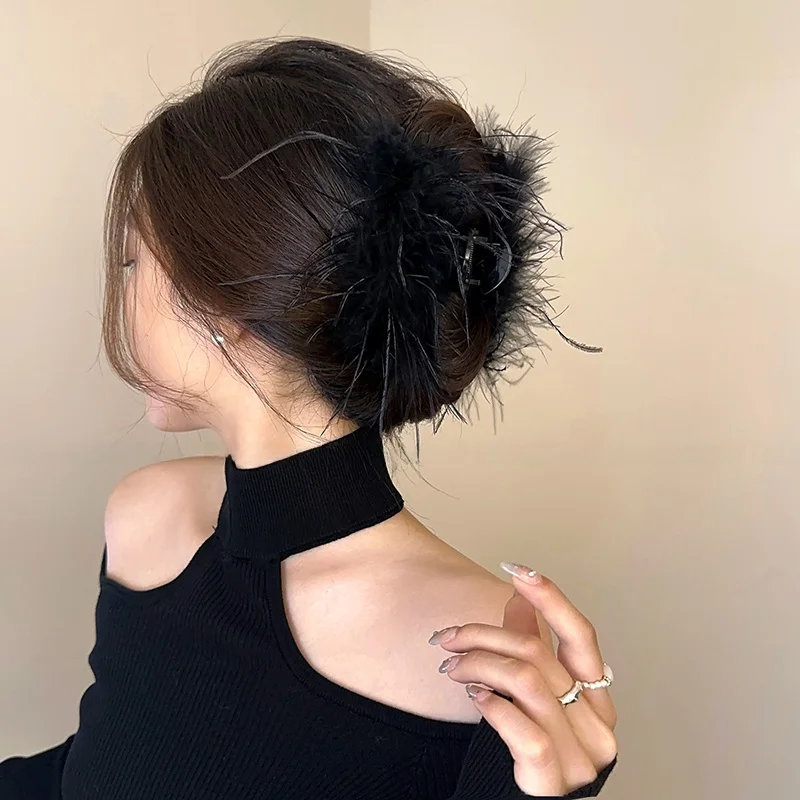 羽毛のヘアクリップ：トップボリュームを自然に演出する高級感のアイテム