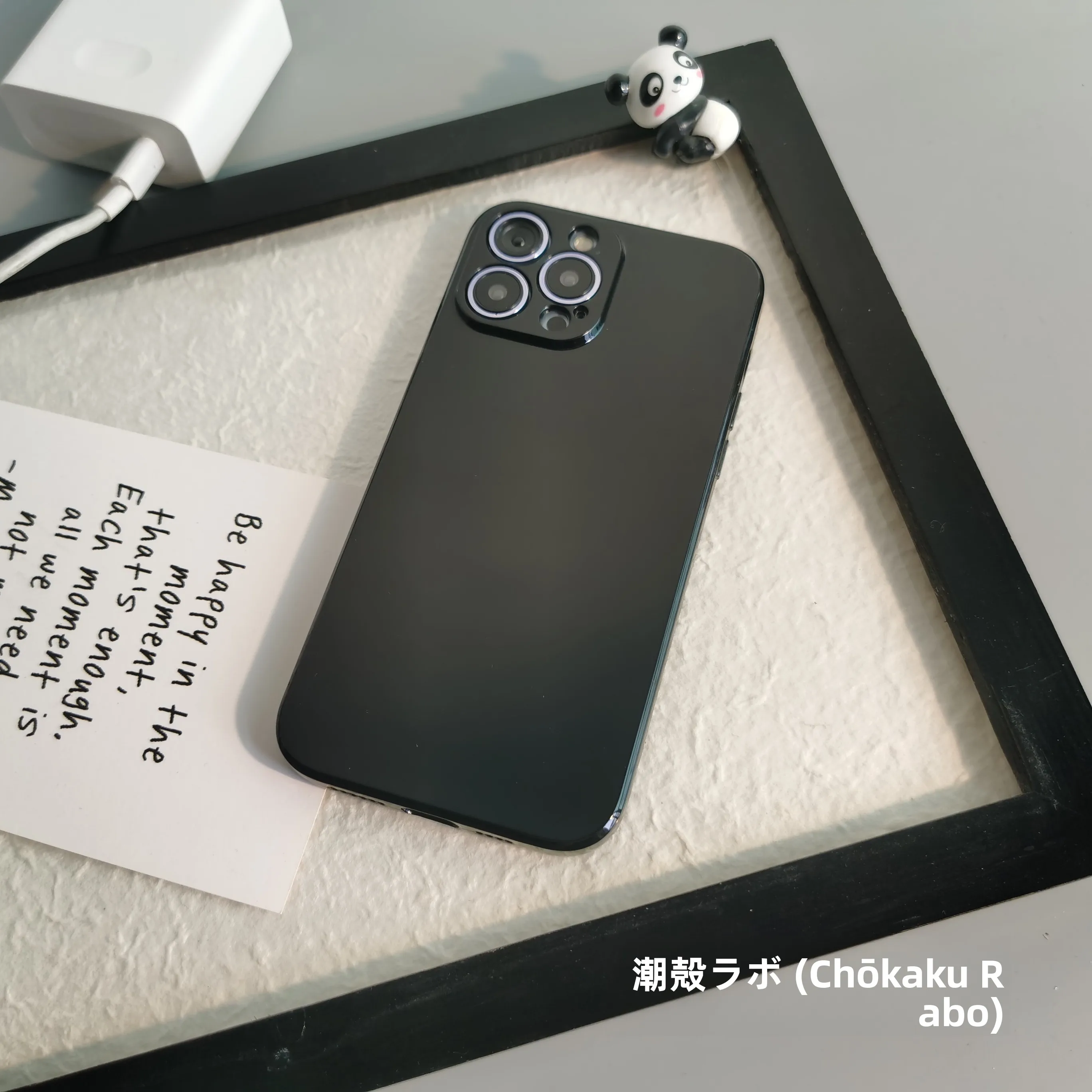 iPhone14 手帳型ケース かわいい：黒の光沢イラストケースの実用性とデザイン解析