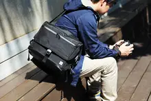 ナイロンと牛革製カメラバッグ【斜め掛け・機能的デザイン・メンズ用】