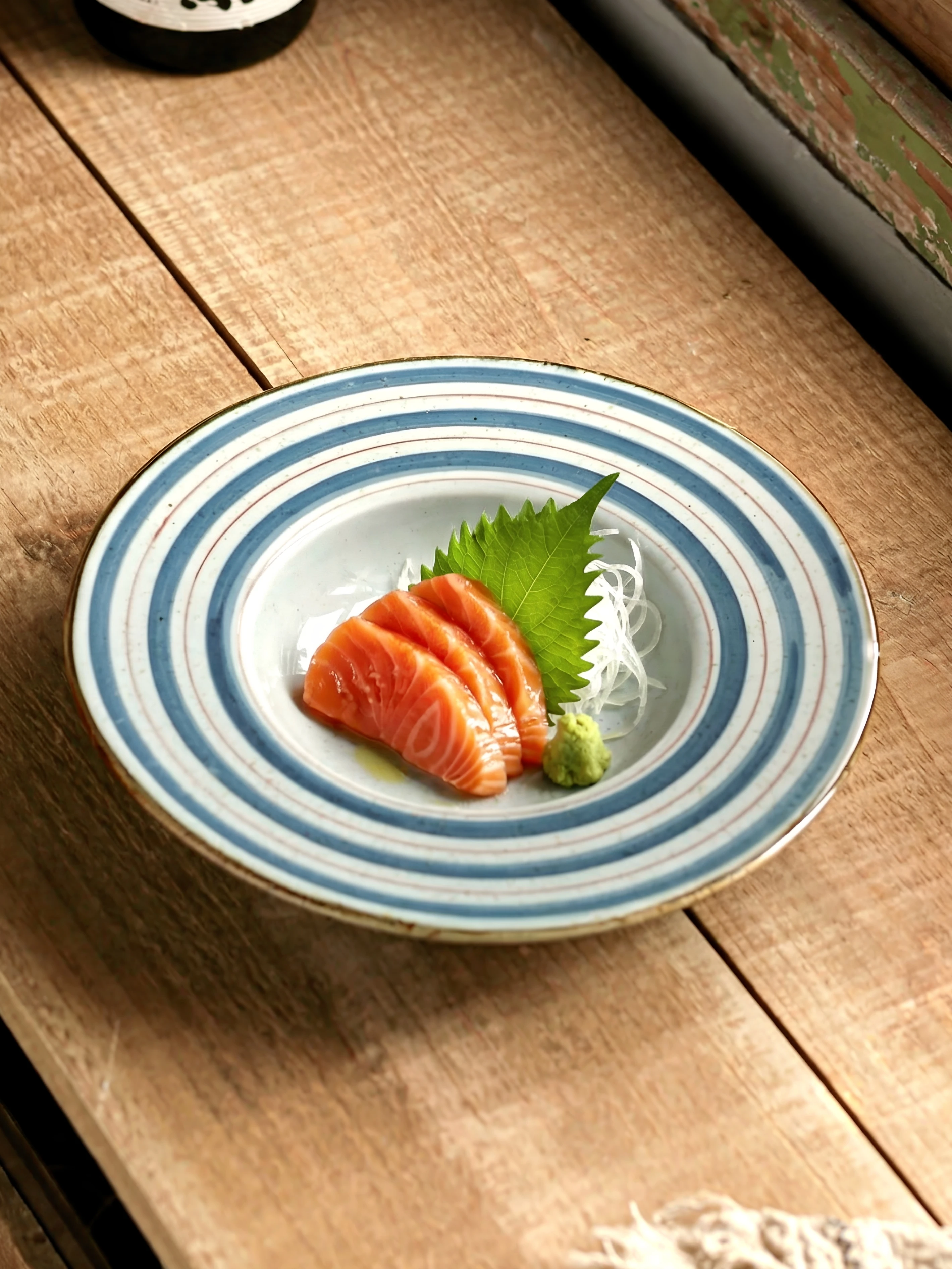 草帽風深皿：簡約設計の和洋食対応プレートがひっくり返らない理由