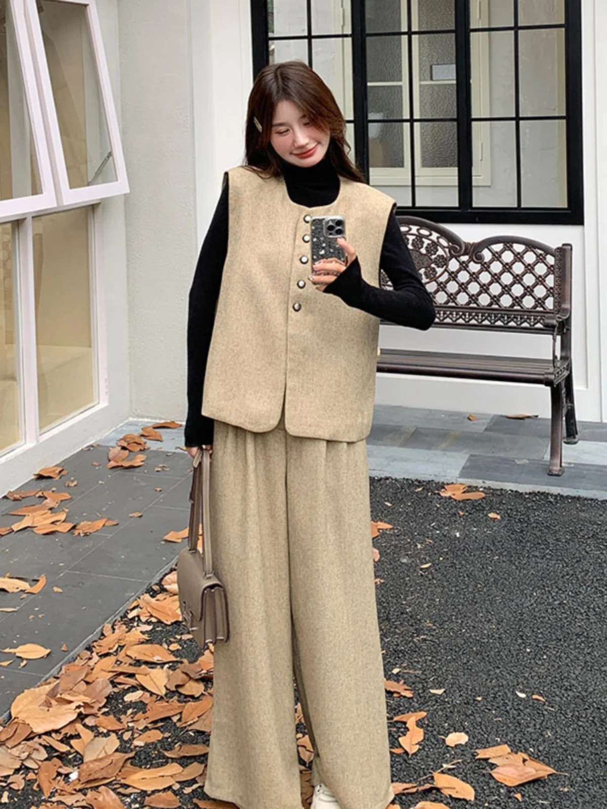 カーキ色の感ある秋の女性向けズボンコーデ：ヴィンテージ風ワイドパンツの実用性とシーン別適用