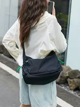 通勤用餃子型ショルダーバッグ【ナイロン・軽量・カジュアル・男女兼用】