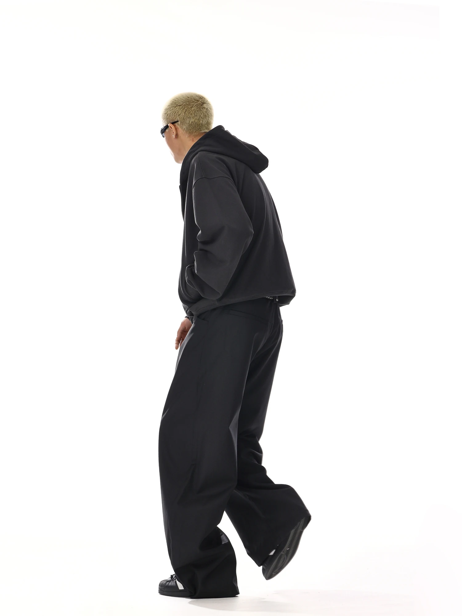 丈の長いワイドパンツ：高腰のヴィンテージ風ワイドレッグスーツパンツの実用性と着用シーン