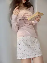 春のカジュアルさを演出！ピンクのラウンドネックプリントTシャツ【長袖・女性用・フィット感】