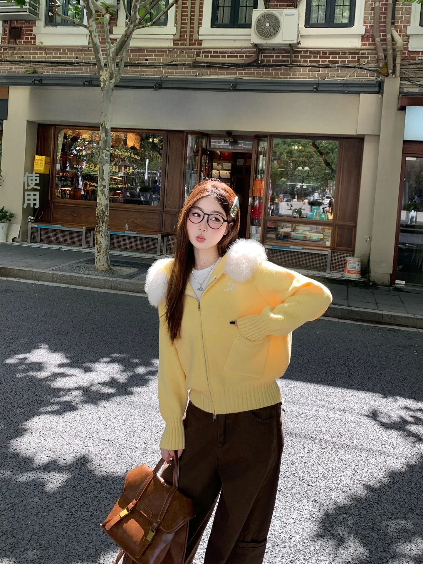 感漂うフード付きニット：ジッパーデザインで秋冬の着こなしを自由に