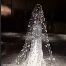 豪華なパールレースの長いウェディングベール【結婚式用・華やかさ・重工デザイン】
（セットアップ対応）