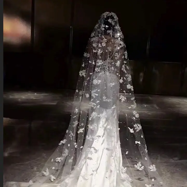 豪華なパールレースの長いウェディングベール【結婚式用・華やかさ・重工デザイン】
（セットアップ対応）