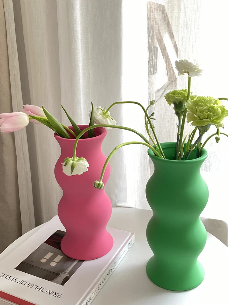 ツイスト花瓶 モダンインテリア 緑の陶器 マット 高い美しさ：インテリアに合う花瓶の選び方と実際の使い方