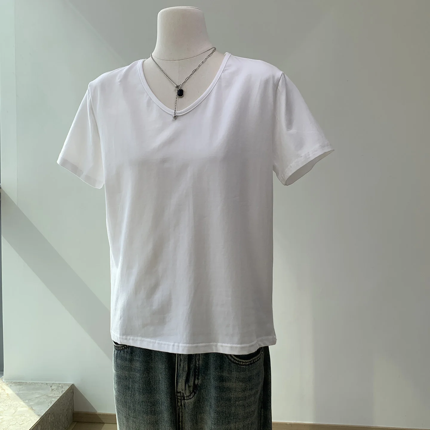 白Tシャツ 一枚で着る どうやって着るの？通勤風のシンプルさが、夏の日常を救うアイテムとは