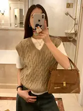 グレーのVネック編み込みニットベスト【春用・レイヤードスタイル・ウール混】