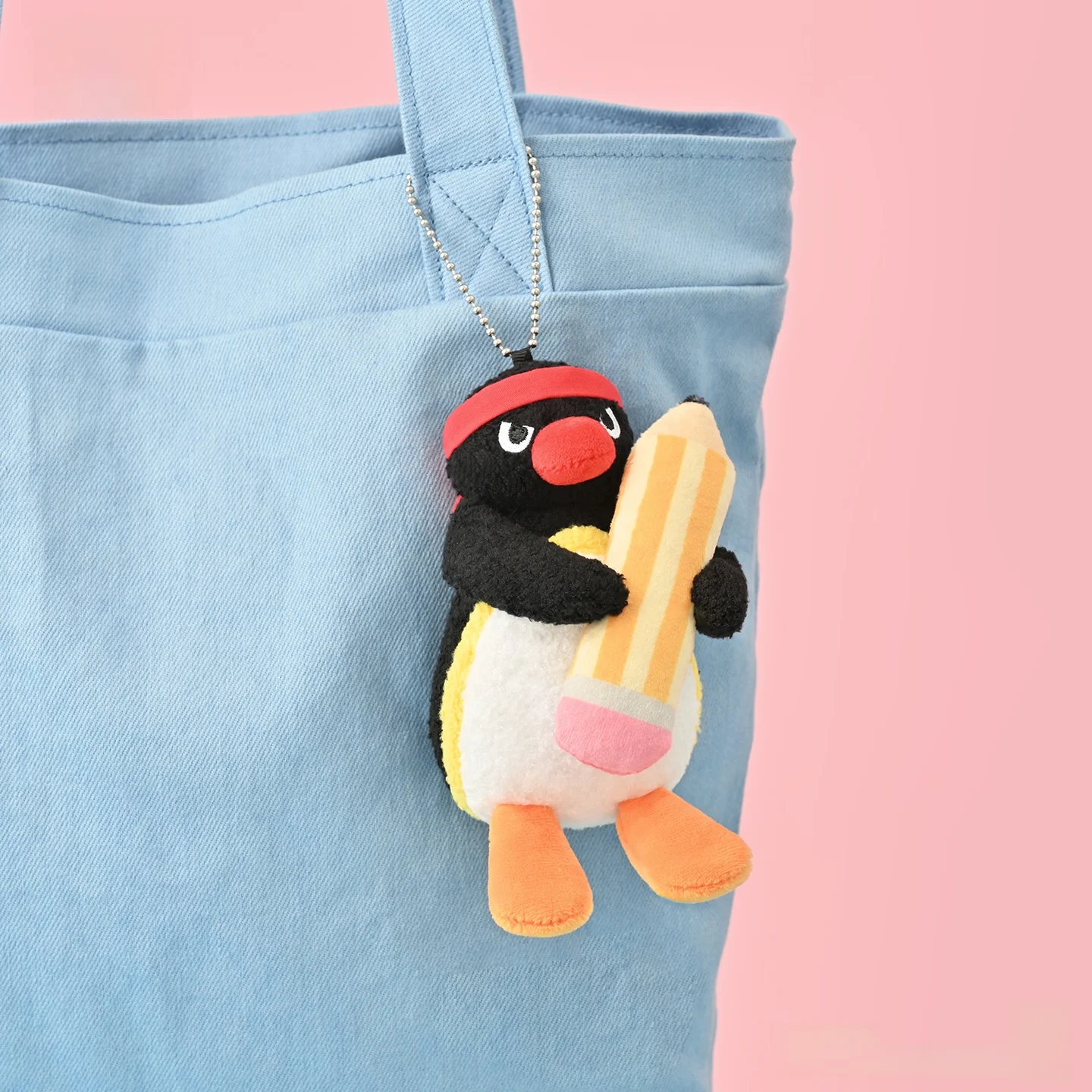 可愛いぬいぐるみペンギンのキーホルダーは、どんな小物か？