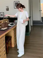米色の女性用高級感あるフラワーレースビスチェと短袖トップス、ワイドパンツの三点セット（セットアップ対応）