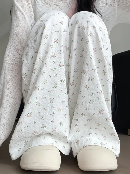 高腰のフラワープリントワイドパンツ【フィット・ホワイト・秋用】（セットアップ対応）