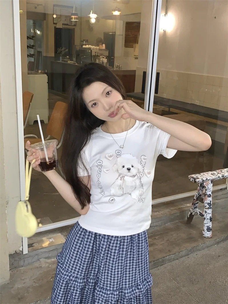 小犬プリント 白い短袖Tシャツ：レディース向けスタイリッシュな春夏ファッション