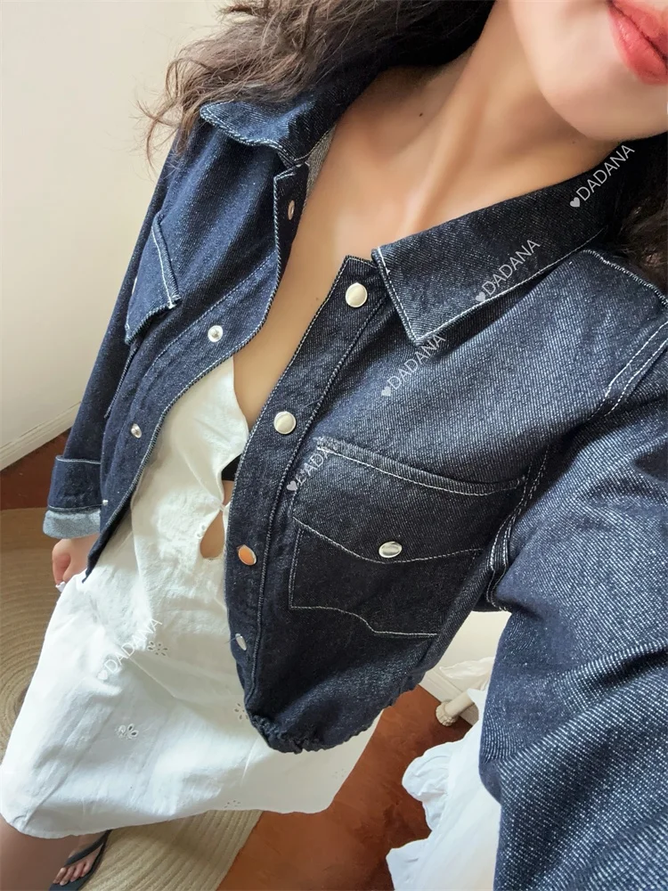 冬の通勤にぴったり？深い青色のデニムジャケットは本当に百搭なのか？