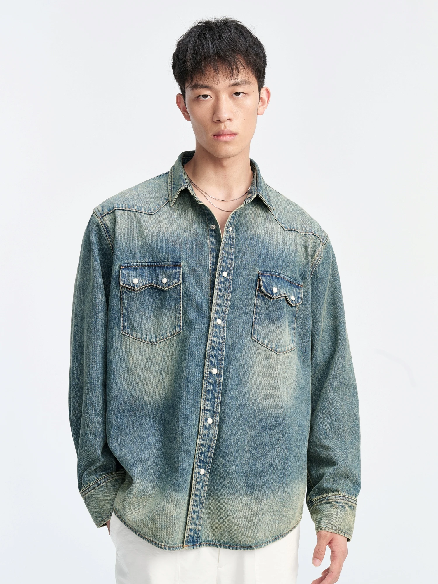 デニムTシャツを選びながらも、なぜ「綿100%のルーズフィット」が今、私たちの日常に必要なのか？