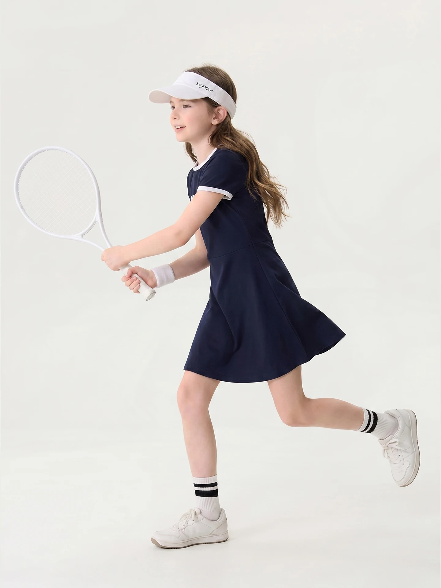 かわいいテニスウェアレディース：レトロスポーツスタイルワンピースの実用性と着心地解析