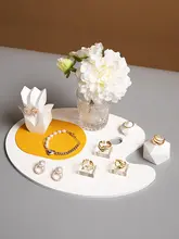 シンプルなデザインのジュエリーディスプレイトレイ【撮影用・創造的なスタイル】