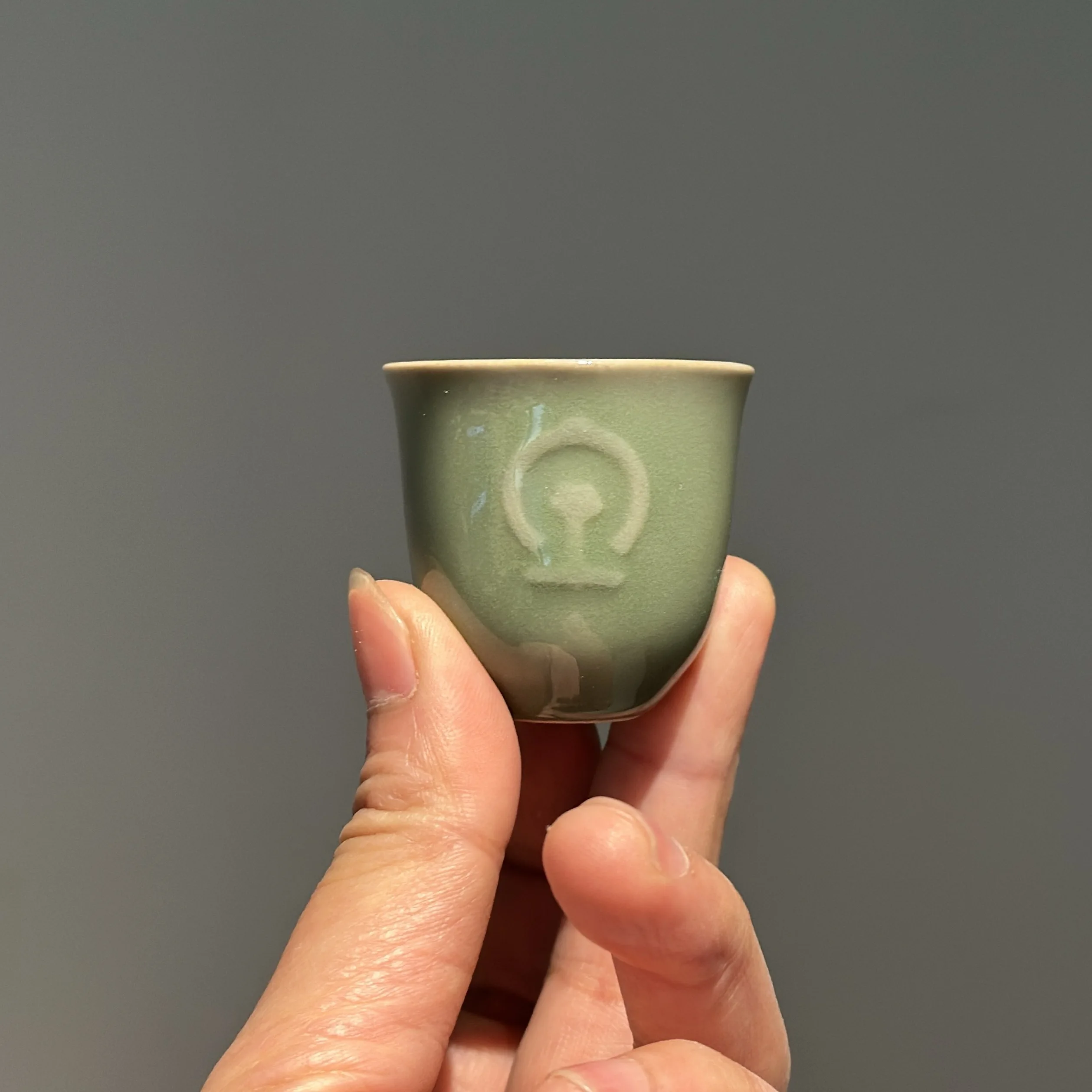 龍泉青瓷黄釉茶杯：中国铁道主题明刻设计的复古瓷质体验