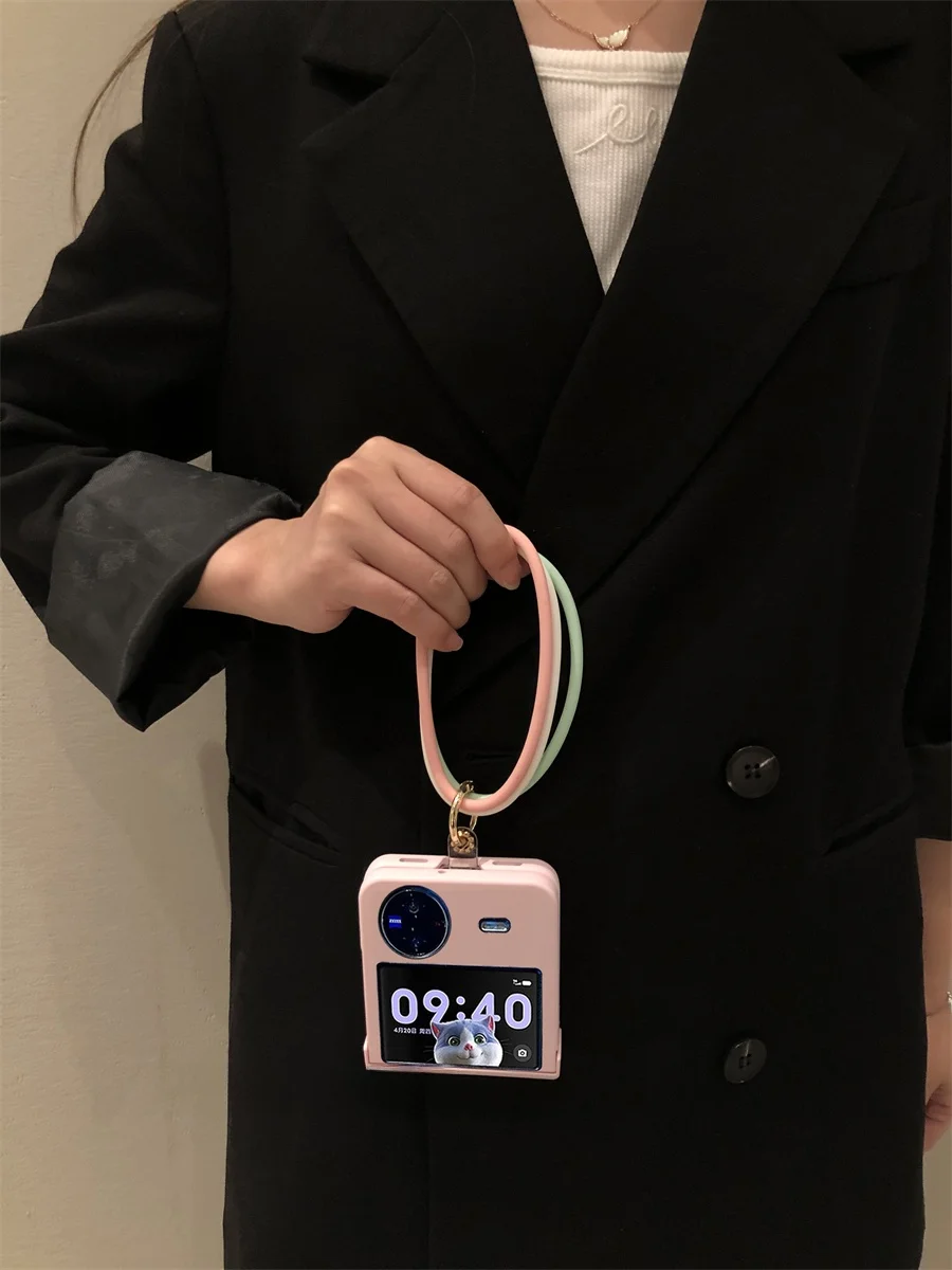 スマホケースを選ぶときに迷う？シンプルで可愛いピンク提げハンドルケースが解決する理由とは