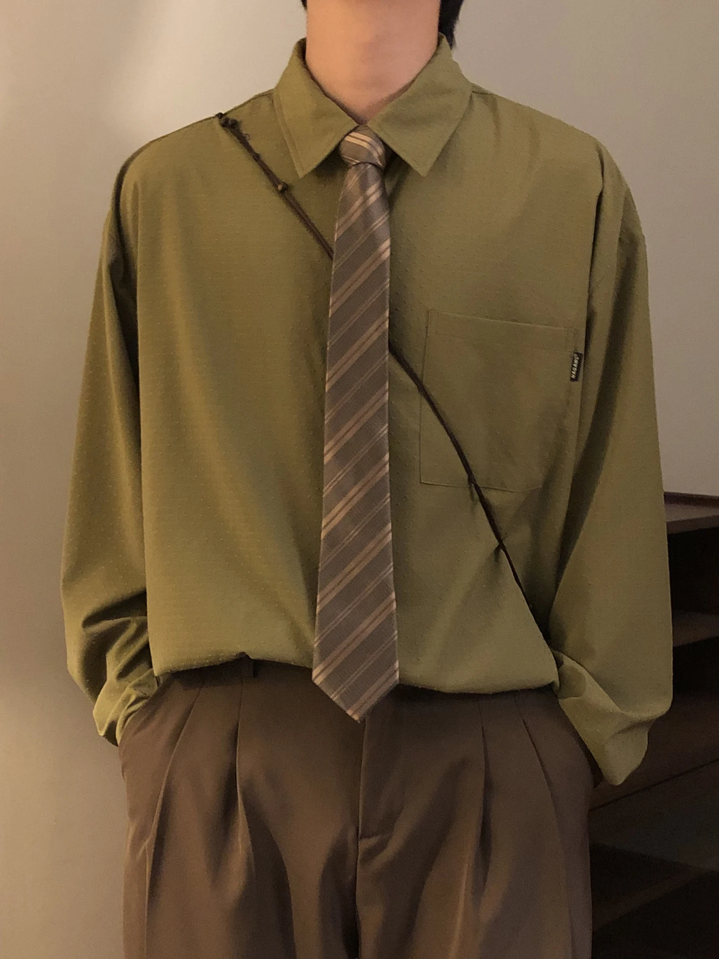 秋日美式カジュアル長袖シャツ：chambray shirtの定番としての実用性とシーン別活用