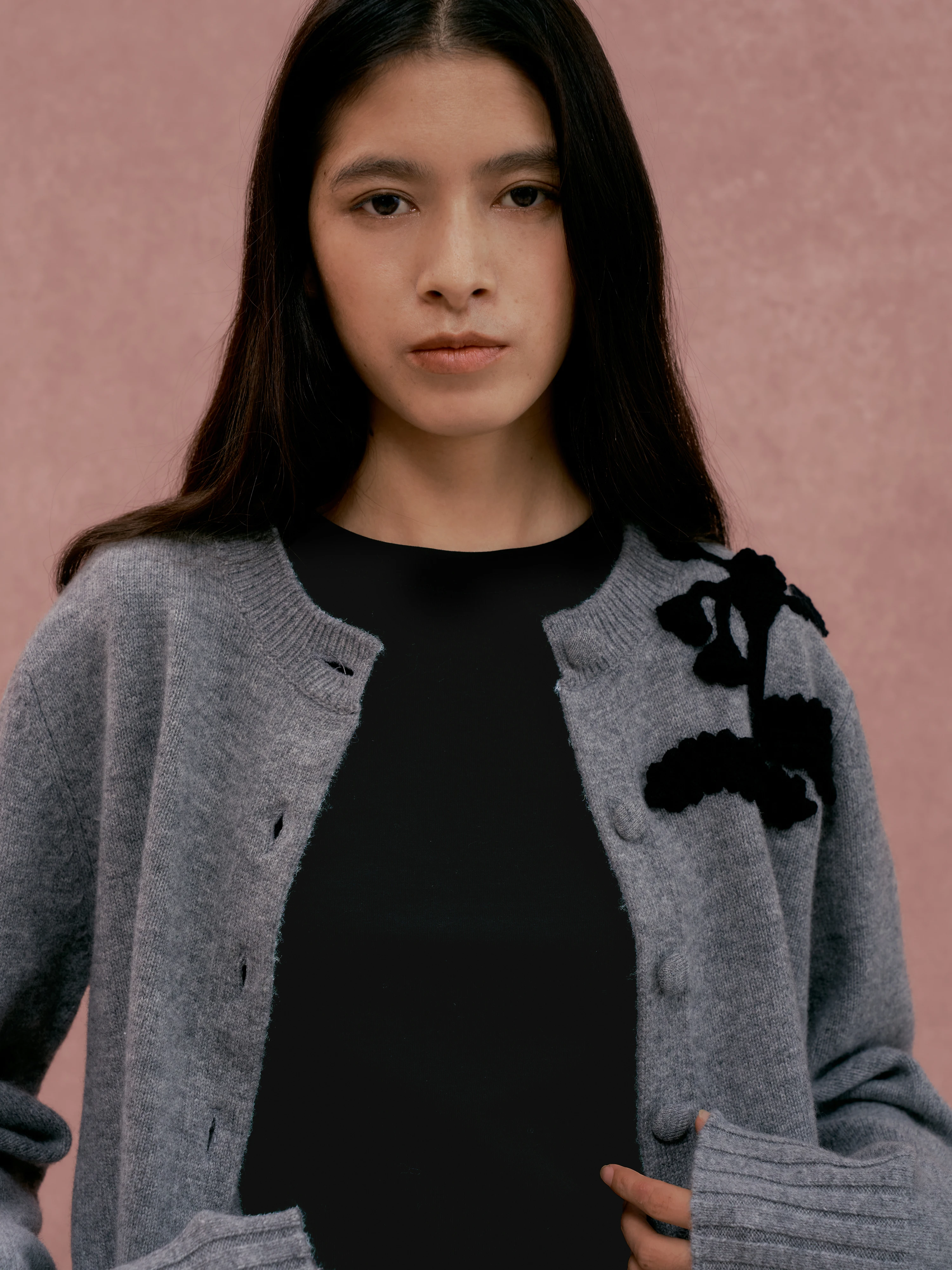 モヘアカーディガン ニードルス おすすめモデル：全羊毛手編みグレーカーディガンの実用性と着心地