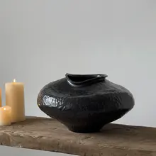 黒の不規則形状花瓶【侘寂風・陶器製・インテリア装飾用】