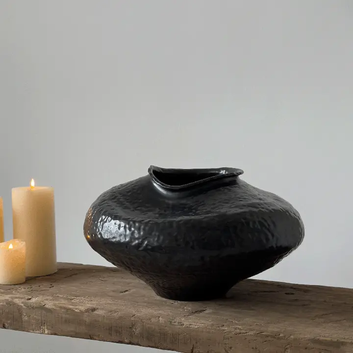 黒の不規則形状花瓶【侘寂風・陶器製・インテリア装飾用】