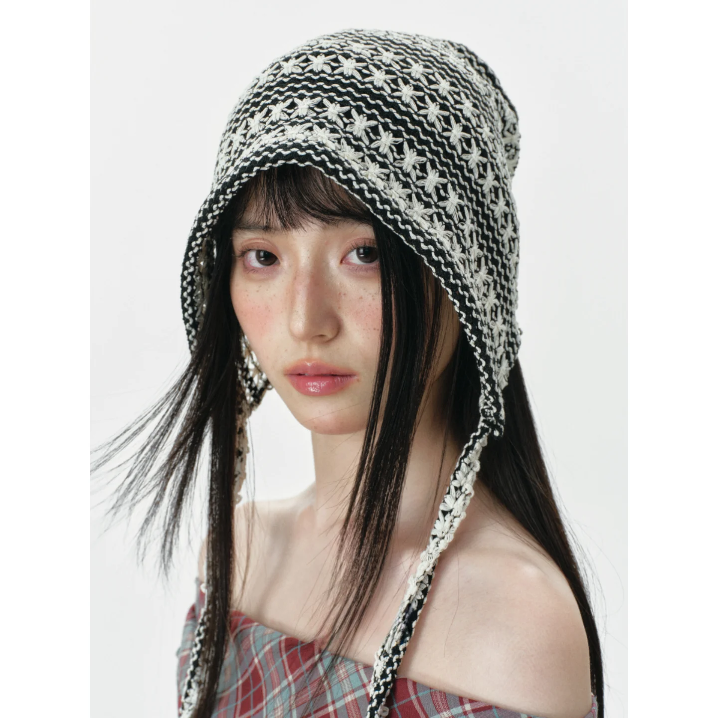 トレンドのレースアップキャップ：春夏秋向けのフェイスラインデザインが際立つ