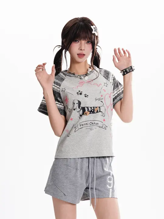 カジュアルなカートゥーン ダックスフンド柄の短袖Tシャツ【女性用・パフスリーブ・スリム効果】