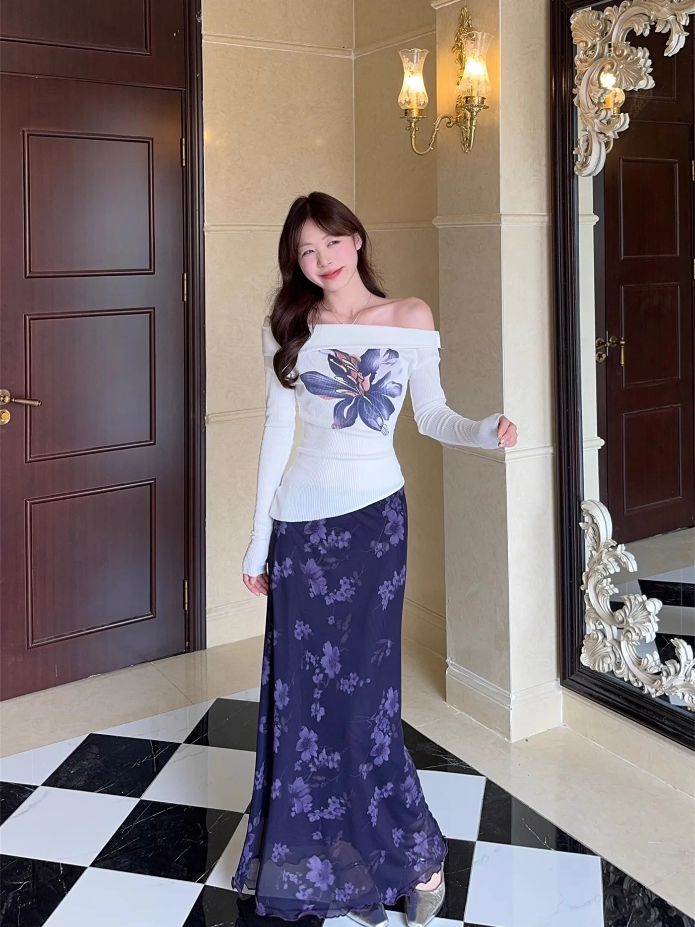 10度コーデとは？オフショルダー花柄Tシャツとハイウエストスカートの秋用セットアップで実現する自然なスタイル