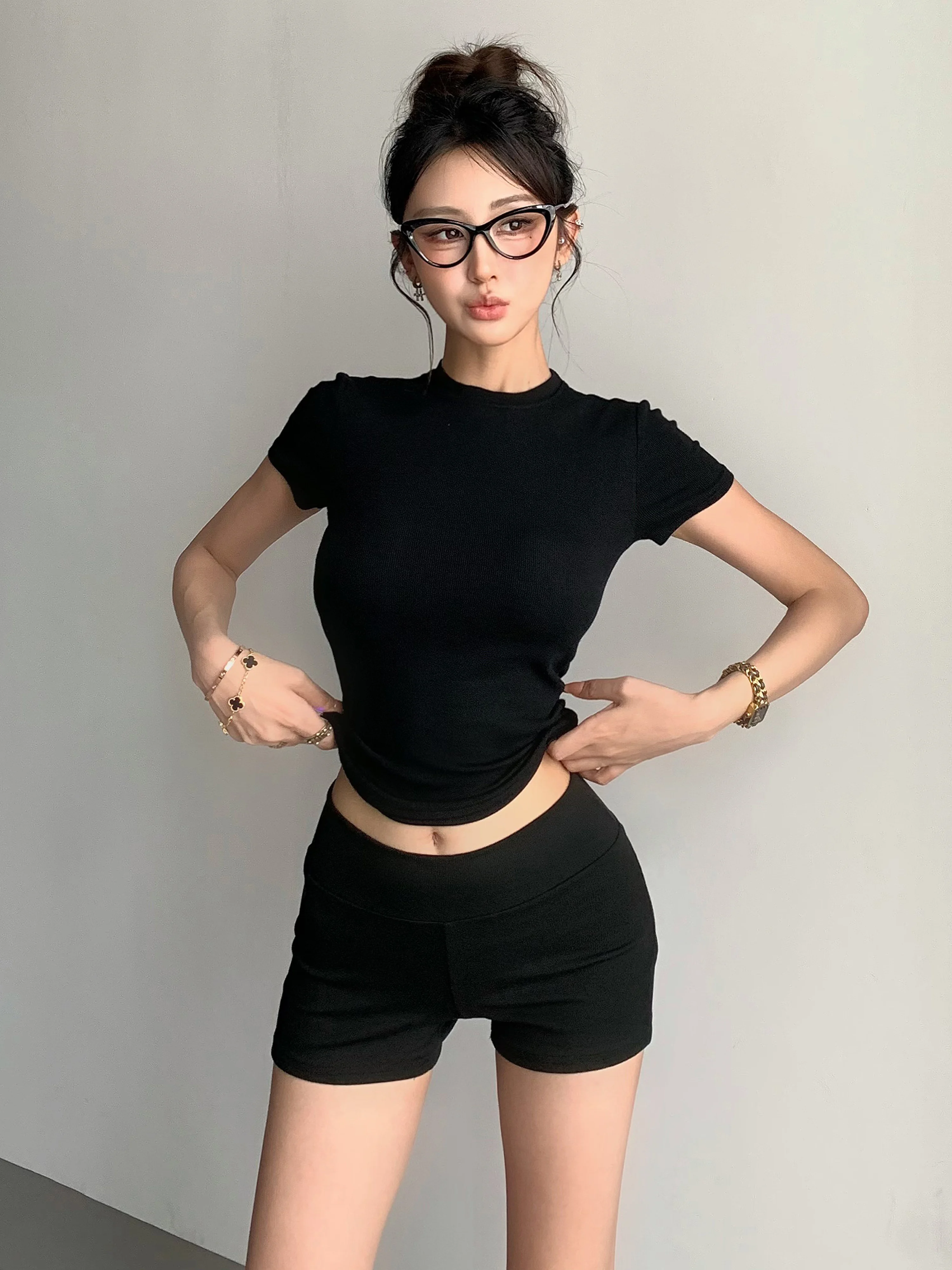 オシャレなユニフォームの選び方：セクシーなショートパンツとTシャツのカジュアルセットアップ