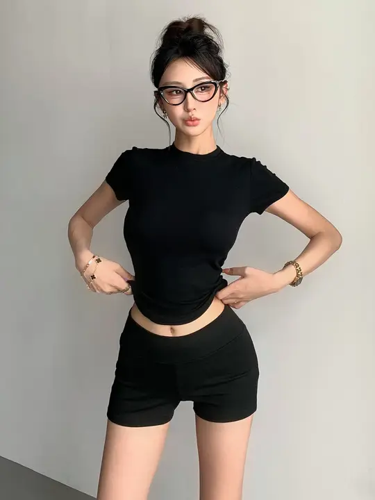 セクシーなショートパンツとTシャツのカジュアルな女性用アンサンブル（セットアップ対応）