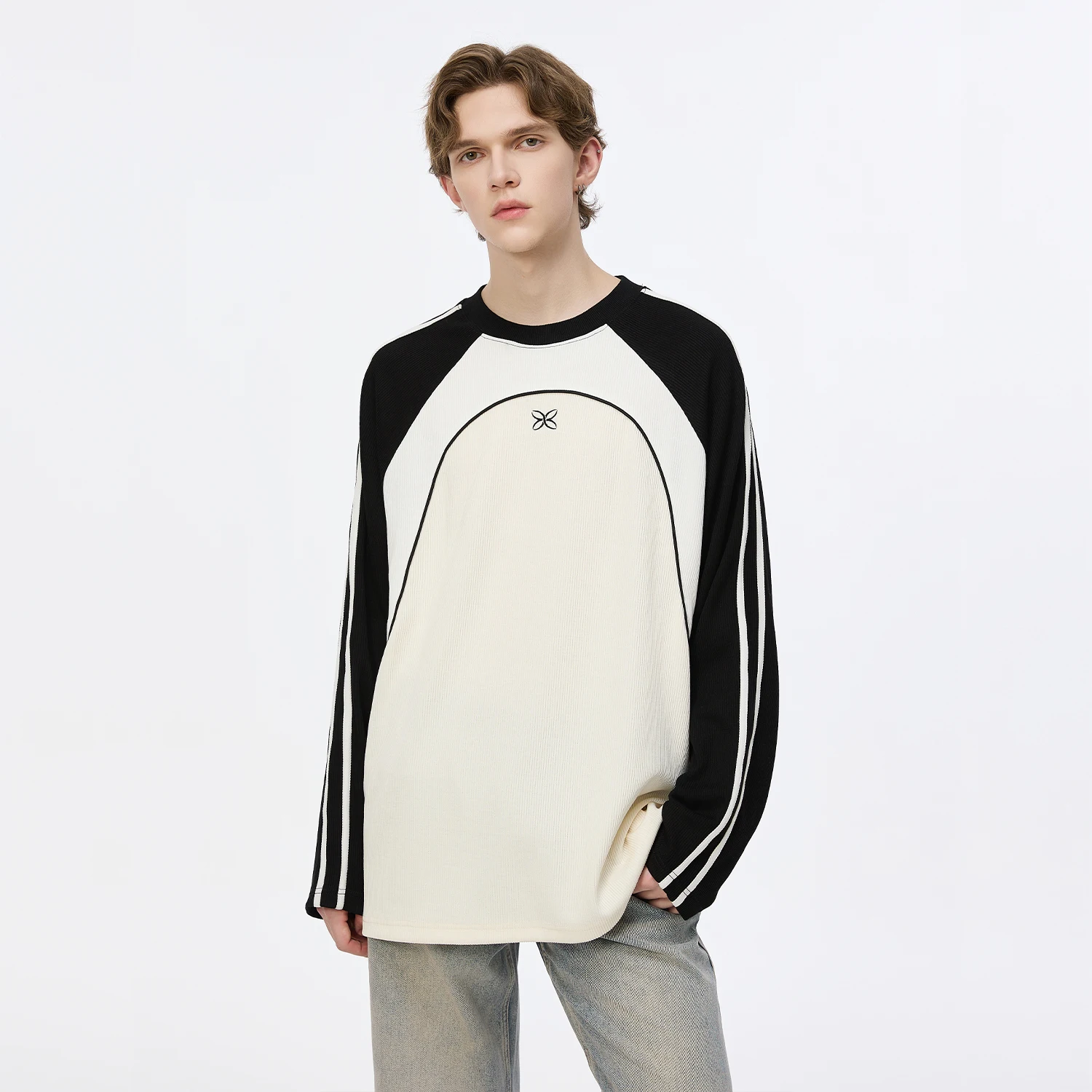 三色パネルデザインの長袖Tシャツ：ユニセックス向けの秋冬カジュアルスタイル