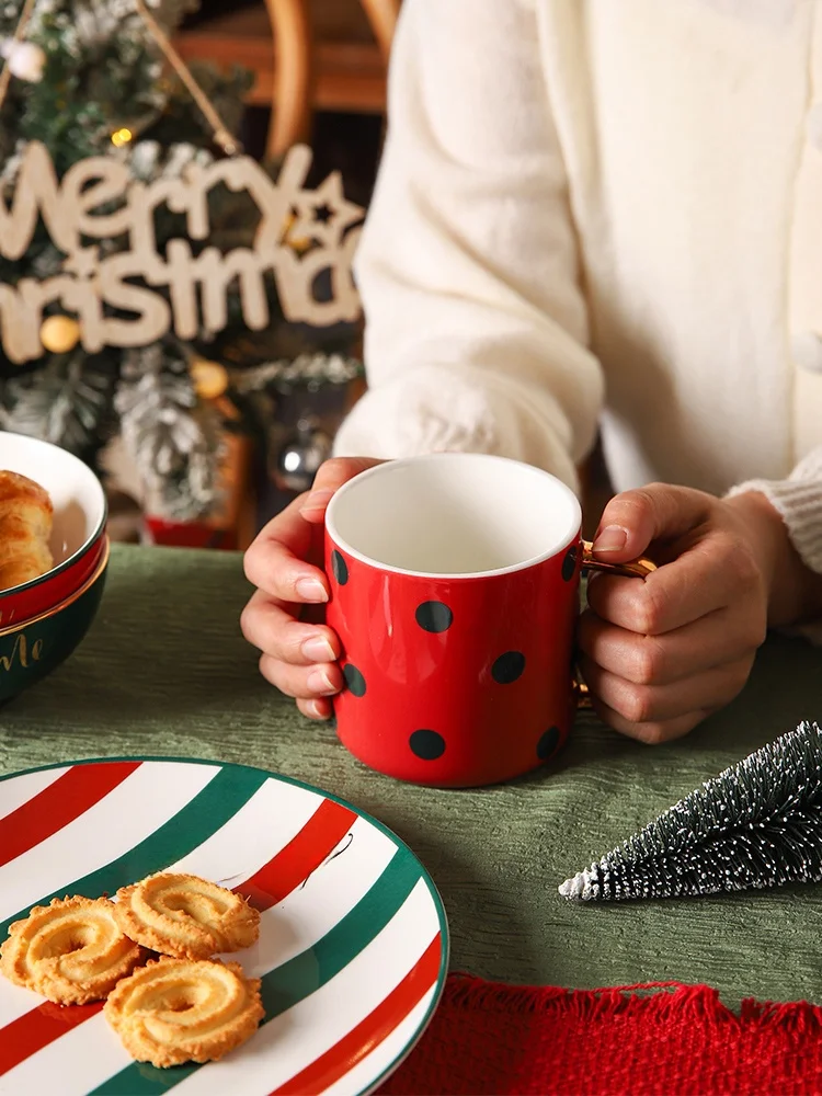 クリスマスデザインの陶器プレート：北欧風のスタイリッシュなディナーウエアセットの実用性と選び方