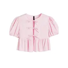 リボン付きデザインの白いパフスリーブブラウス【春夏用・小ぶりな印象】