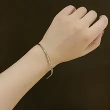 個性的な不規則デザインの金属流線ブレスレット【幾何学的な開口部・女性用】