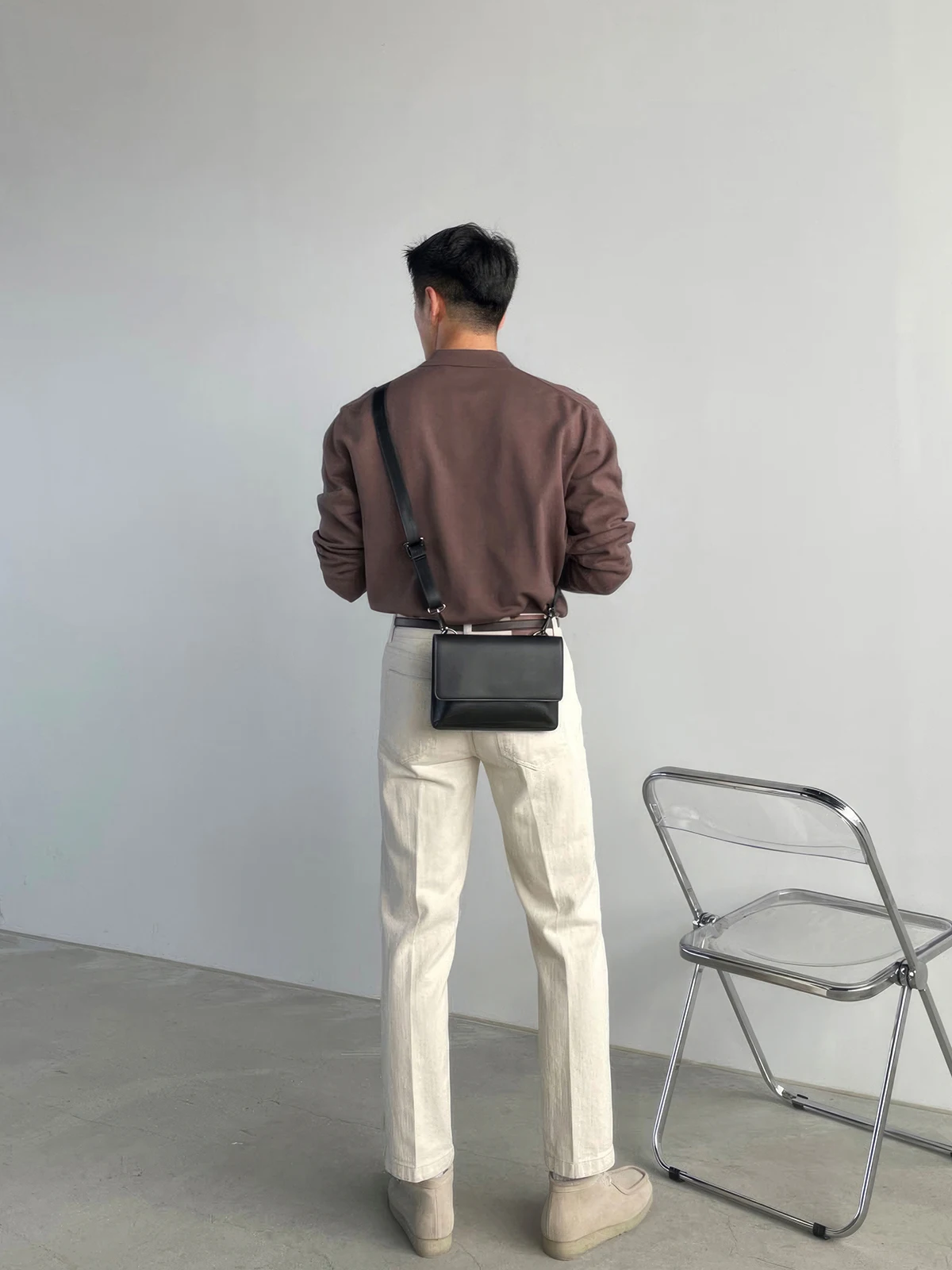 カーゴパンツ メンズ コーデの選び方｜シンプルデニムが解決する実用性の秘密