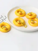 ユニークなデザインのアヒル型浮き輪キーホルダー【創意雑貨・プレゼントに最適】