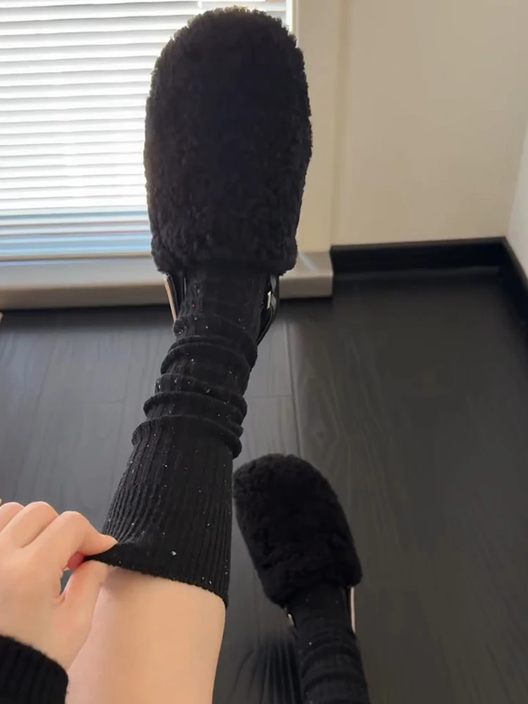 黒いジーパンに合うトップスは、本当にシンプルな黒が勝る？