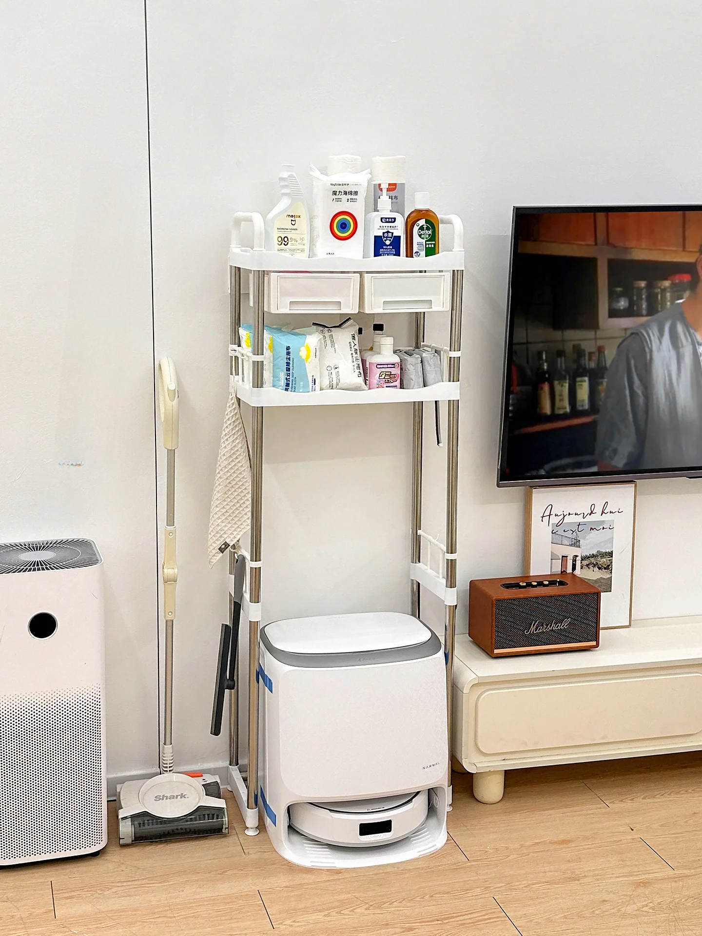 掃除ロボット用 壁寄せ収納ラック：コードレス掃除機の収納効率を最大化するシンプルな解決策